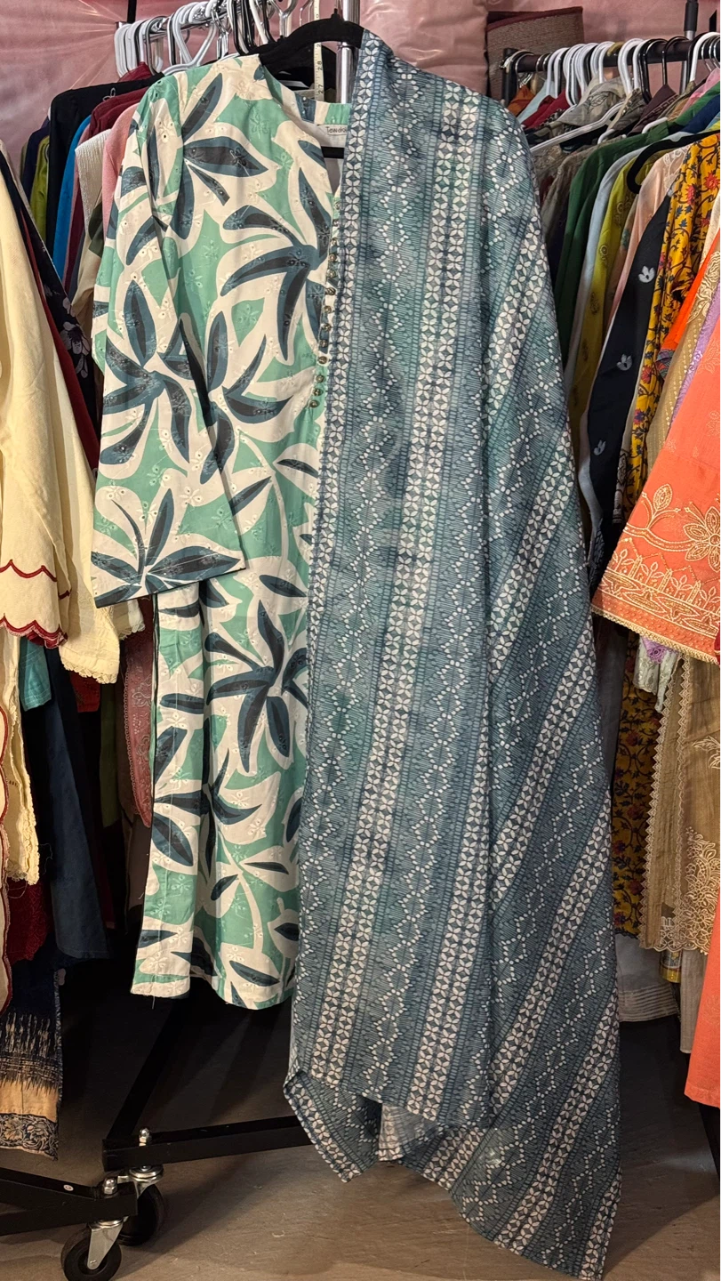 Printed chikankari three piece suit - photo 5