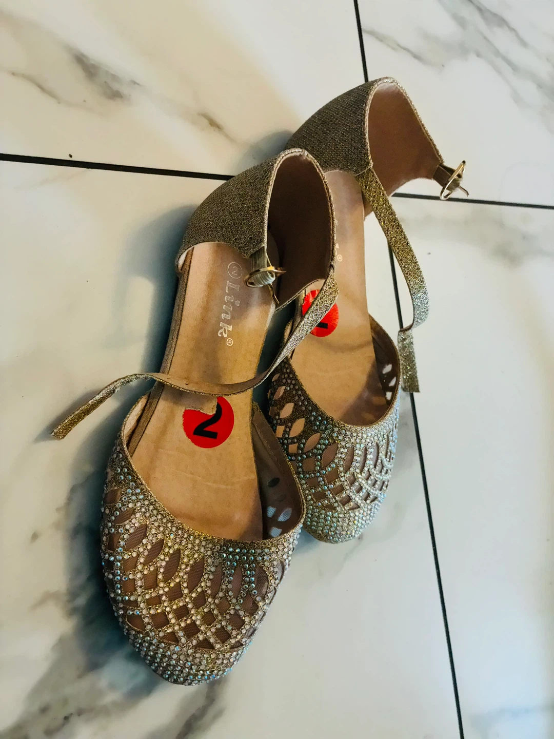 Link Girls' Sparkly Gold Flat Shoes Size 2 - photo 2