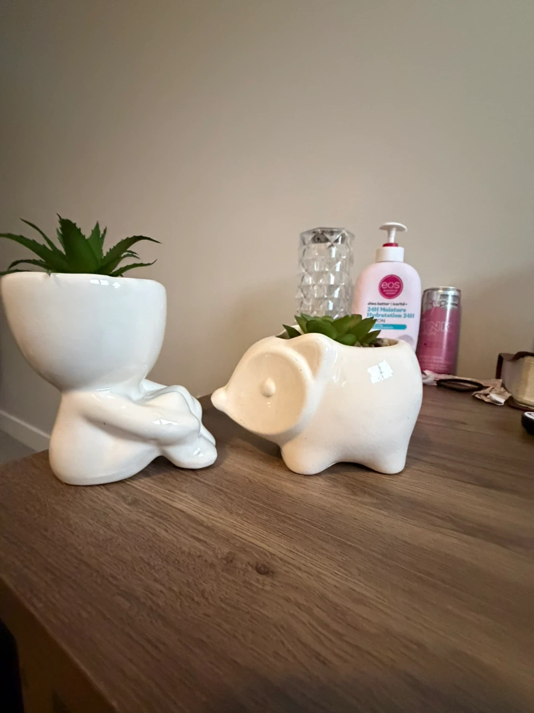 White Ceramic Planters - Figure & hedgehog - photo 3