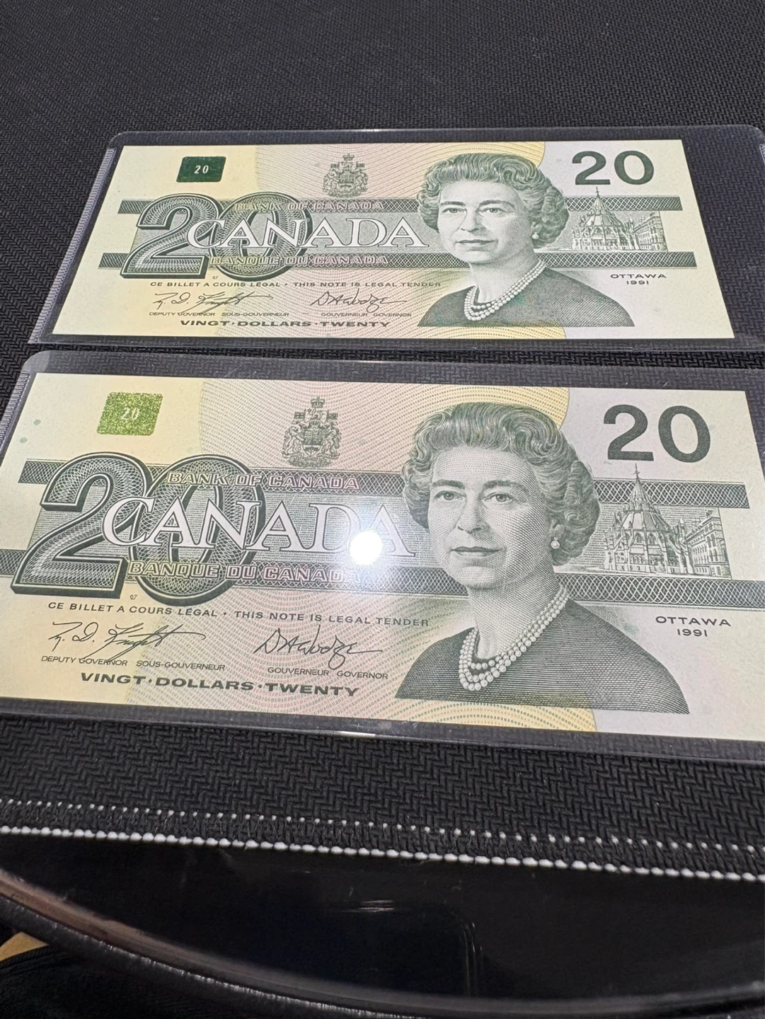 Two consecutive 20 Dollar Bills - Bank of Canada 1991