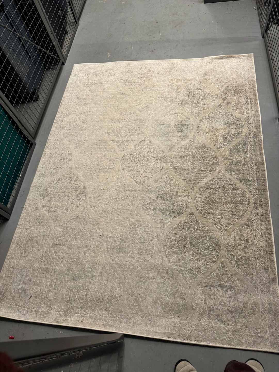 Grey textured patterned rug for sale! 5’ x 7’
