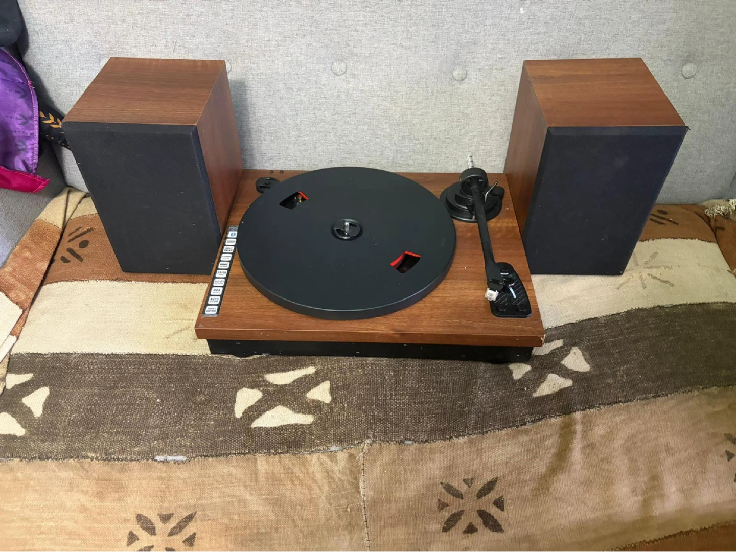 Wooden Turntable with Hi-Fi Speakers