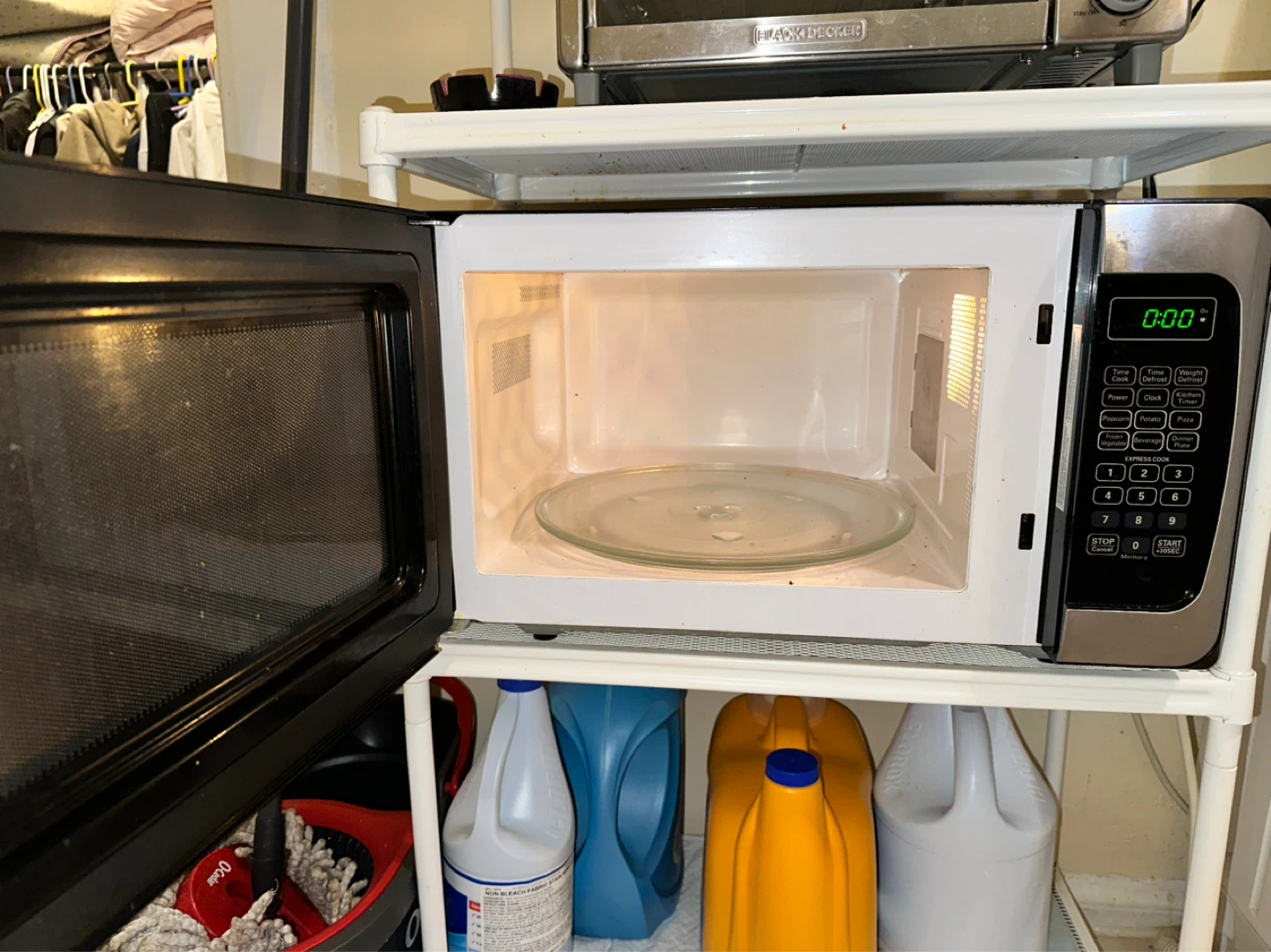 Black+Decker Microwave Oven - photo 2