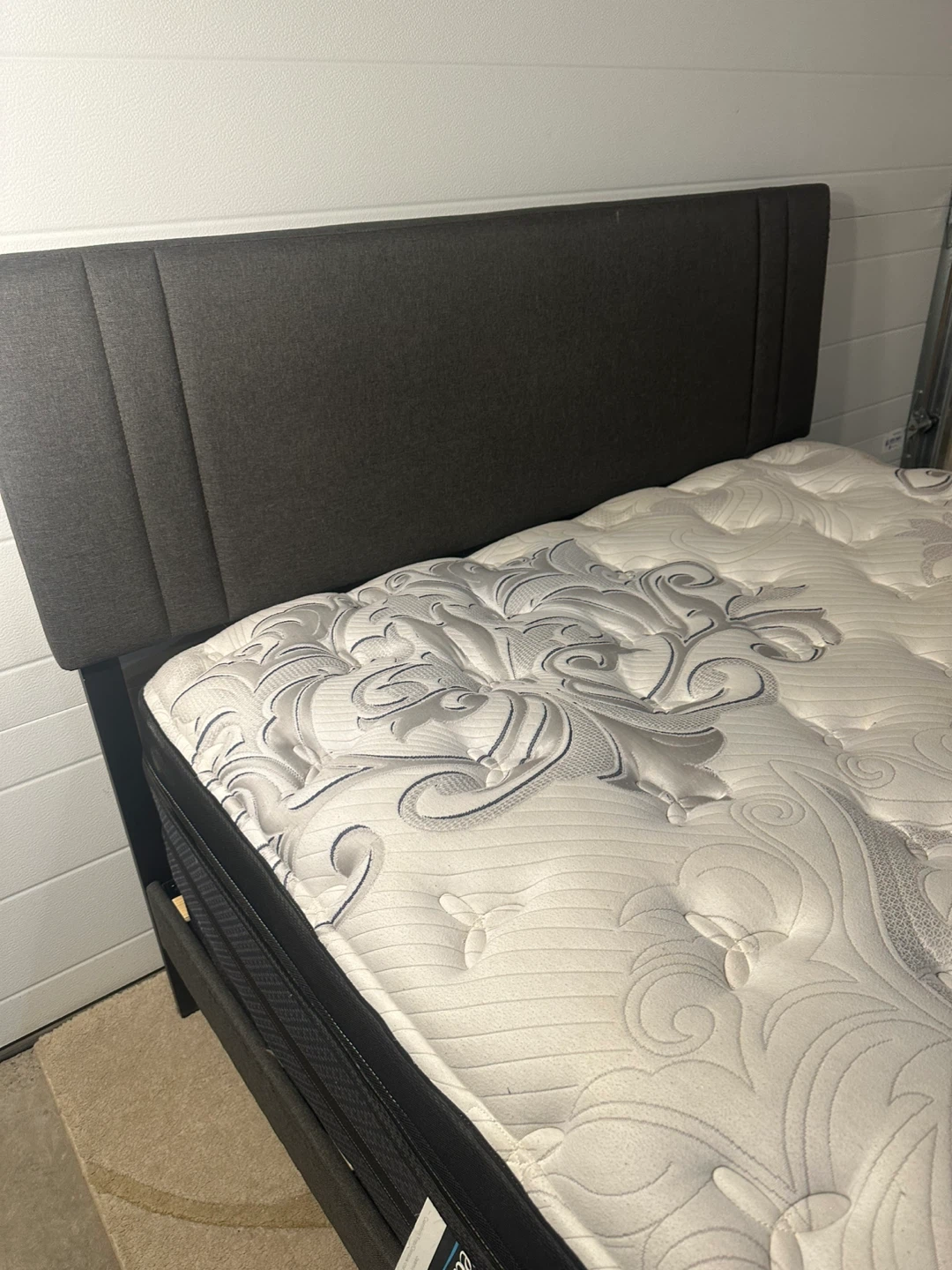 Queen Size Complete Bed Set | Grey | No bugs | No Pet | No Smoke - photo 3