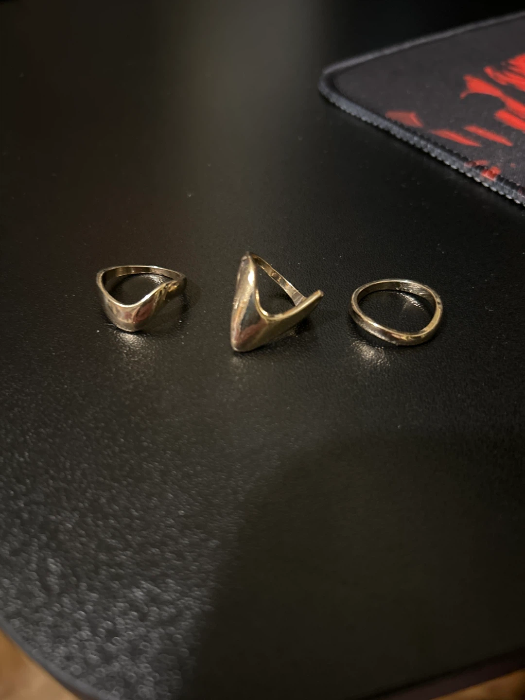 Gold coloured rings (3)