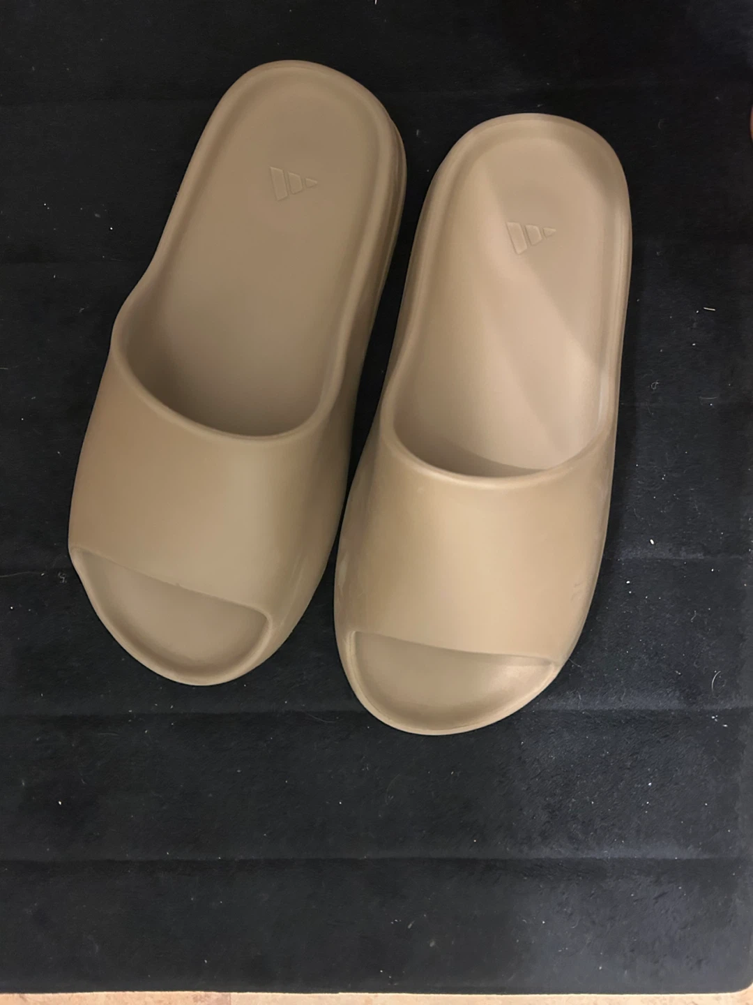 Yeezy slides - photo 2
