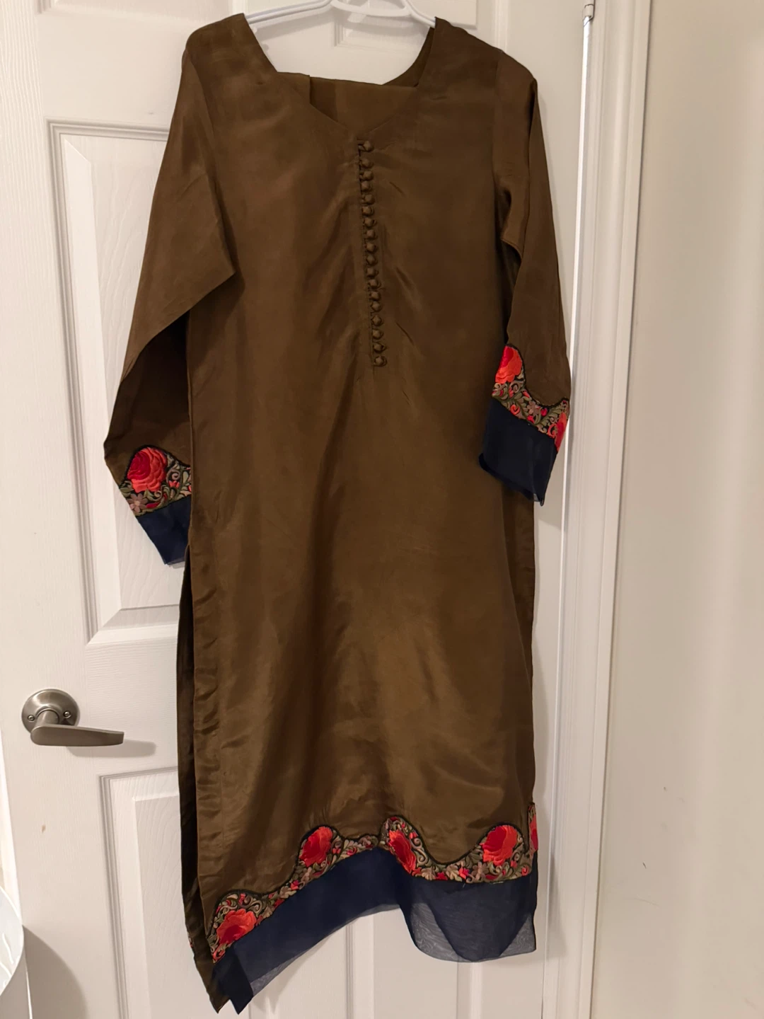Brown Embroidered Kurti with Navy Blue Dupatta - photo 2