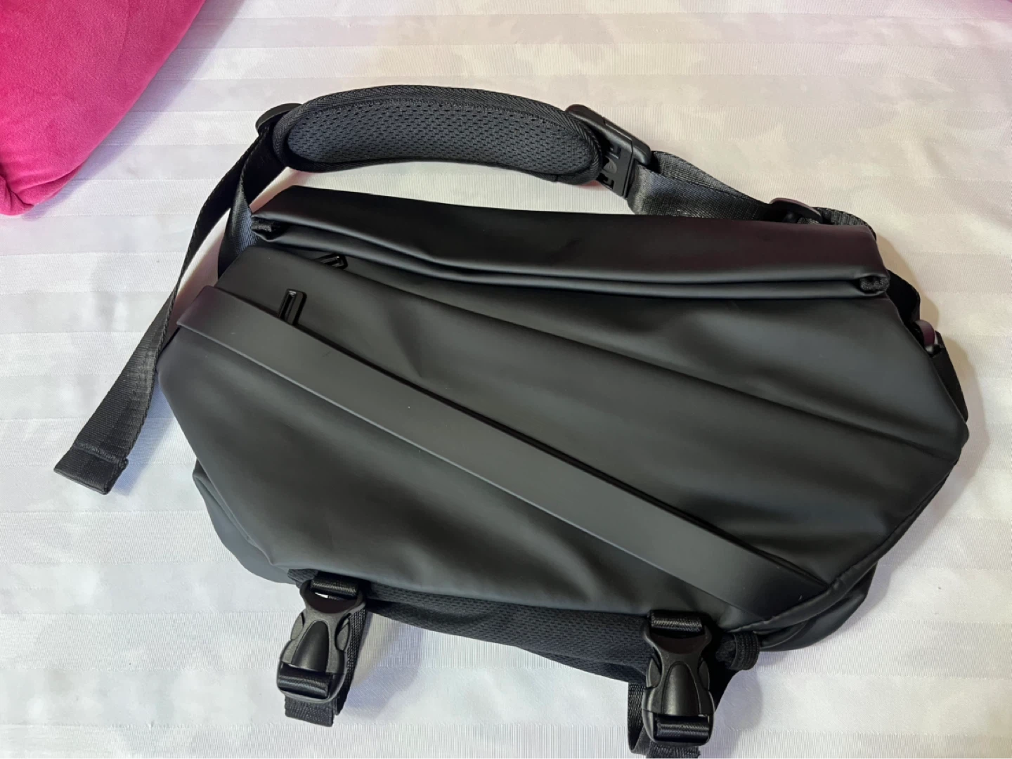NIID Radiant Urban Sling R1 in Meteorite Black. - photo 3