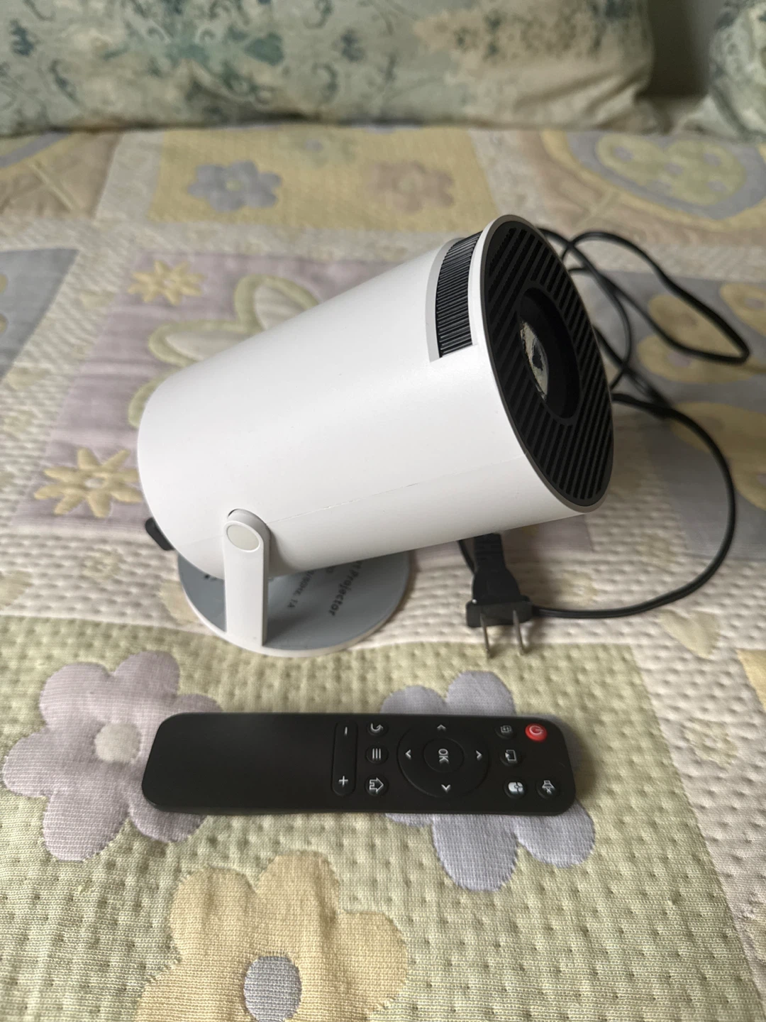 White Portable Mini Projector with Remote