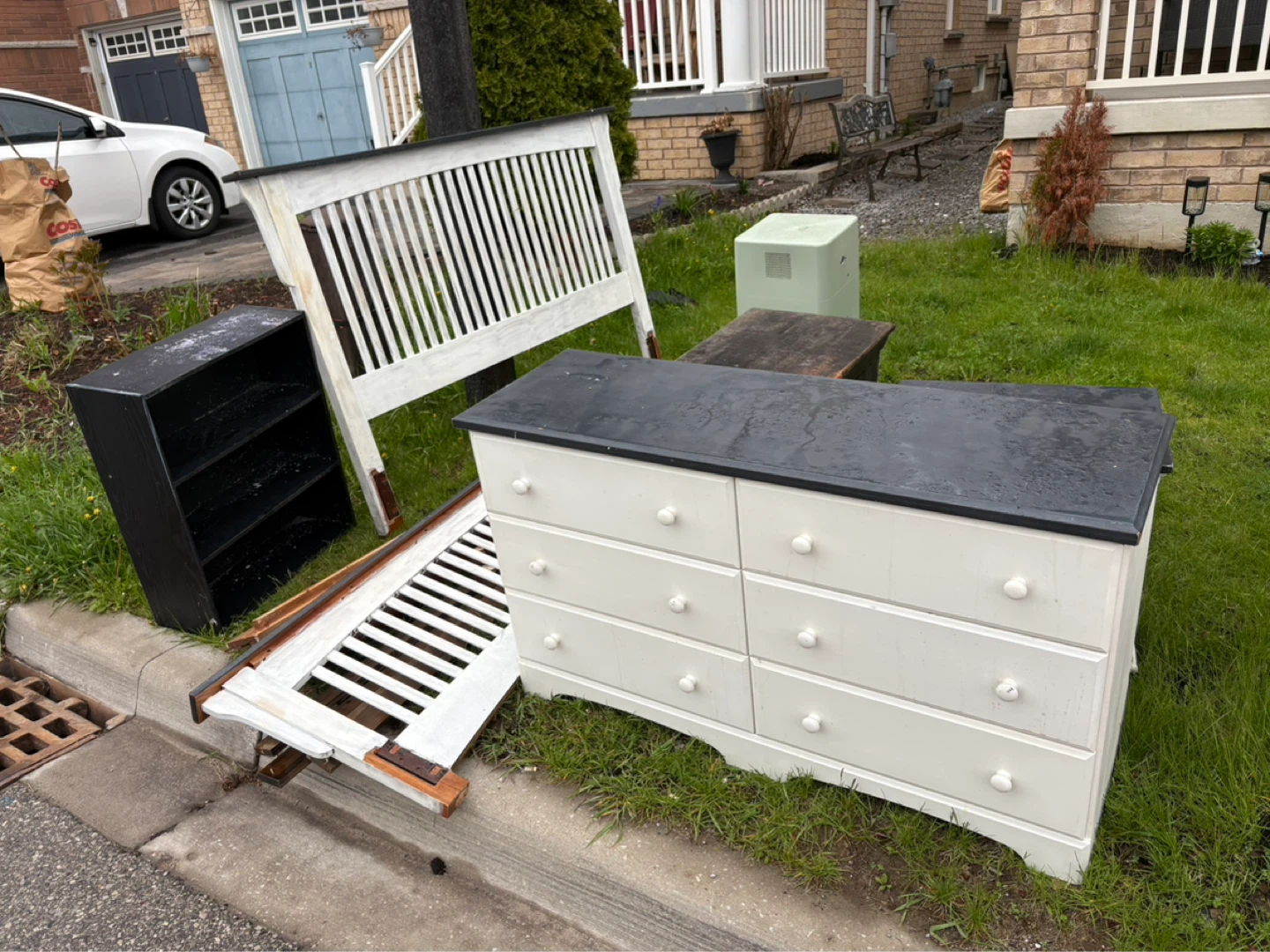 free - furniture Nightstands & Queen bed - photo 2