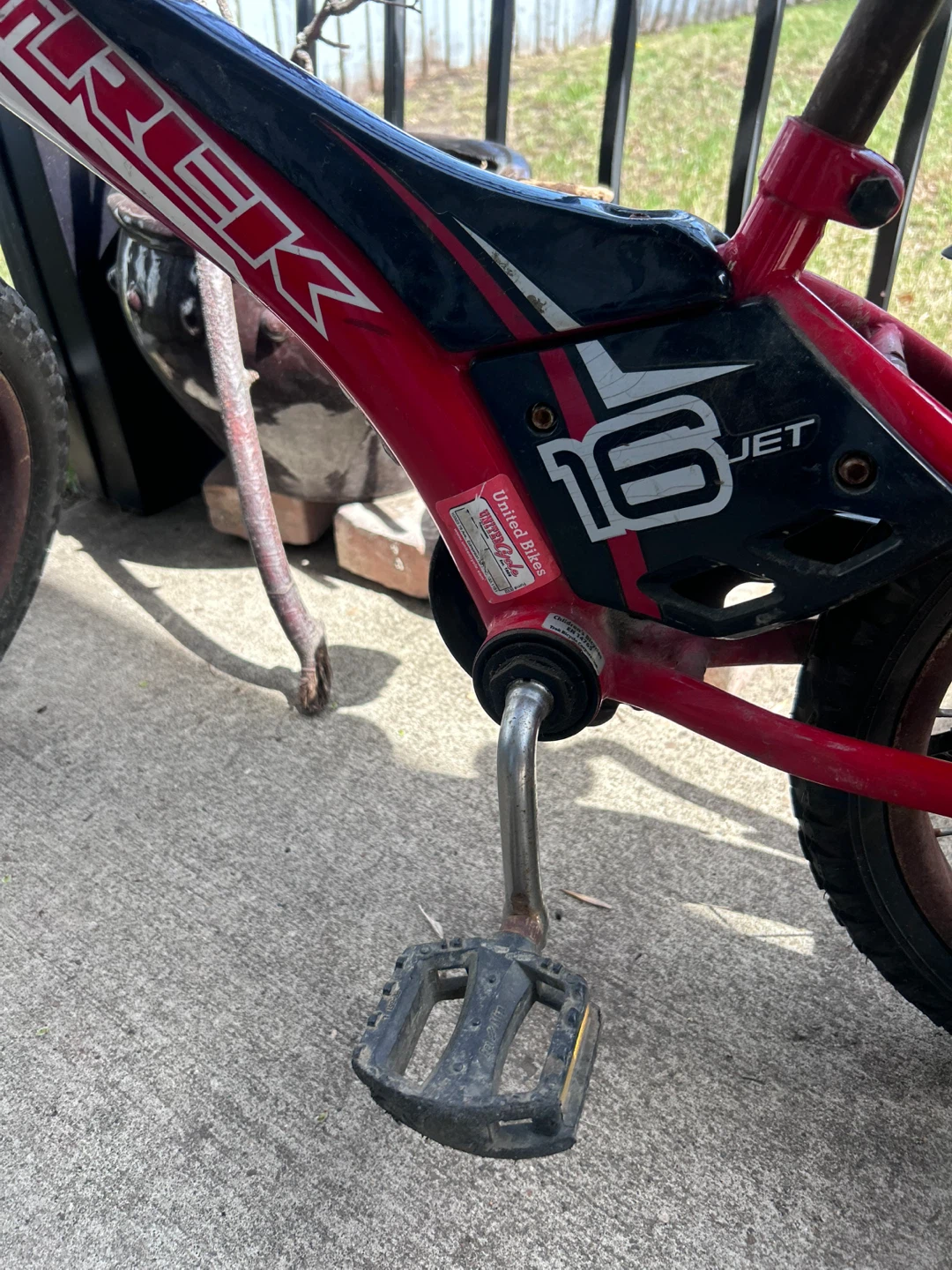Trek Jet 16" Kids Bike with Training Wheels - photo 2