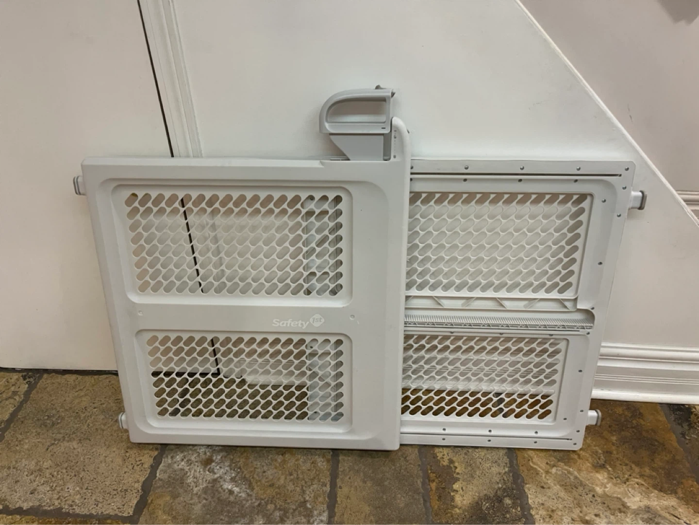 Safety 1st White Baby Gate or Dog Gate / like new - photo 4