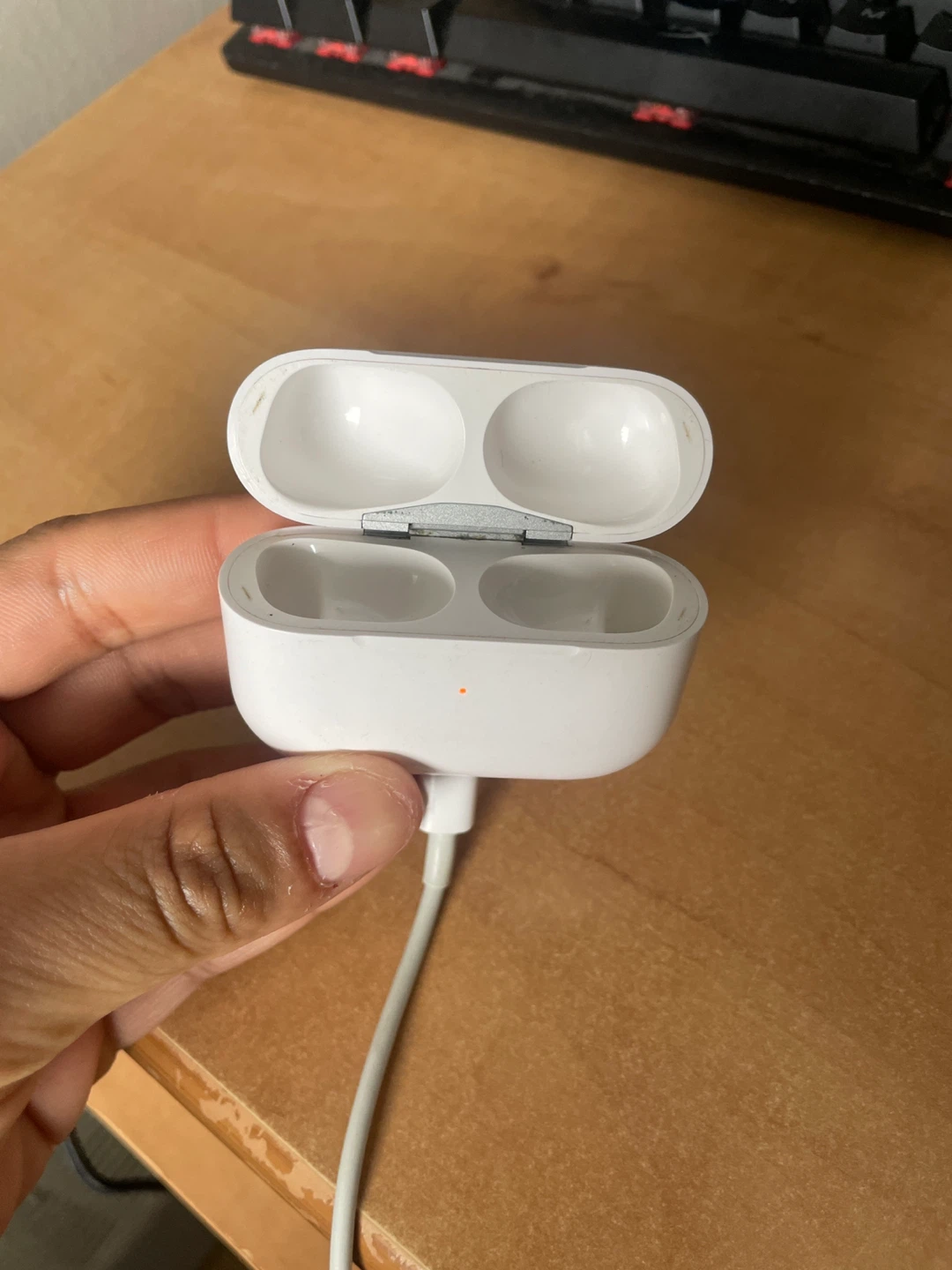 Apple AirPods Pro 2 Charging Case - photo 2
