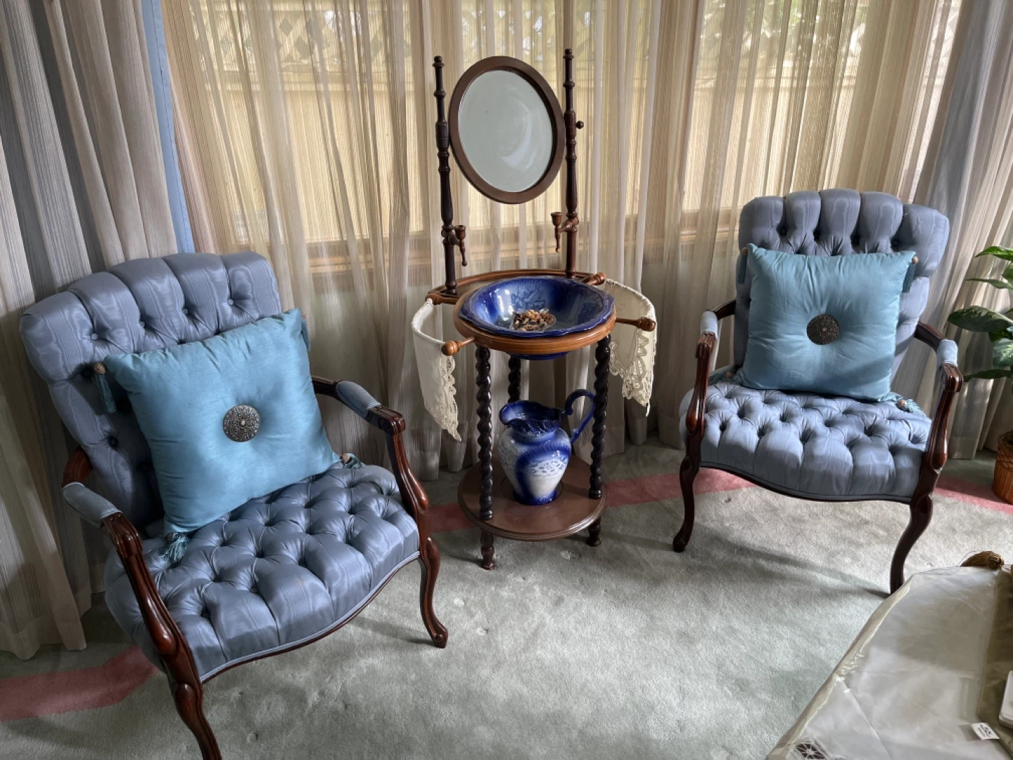 Tufted Accent Chair with Cushion