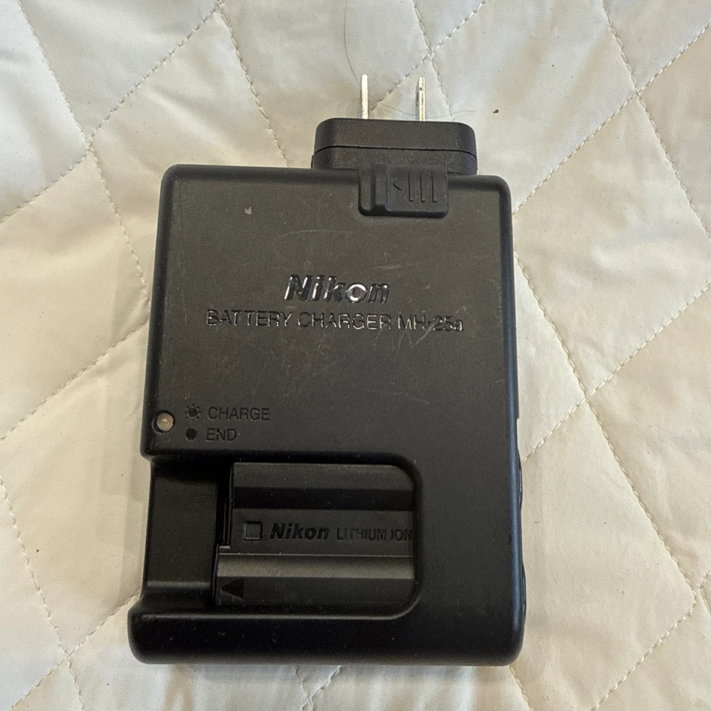 Nikon MH-25a Battery and Charger - photo 2