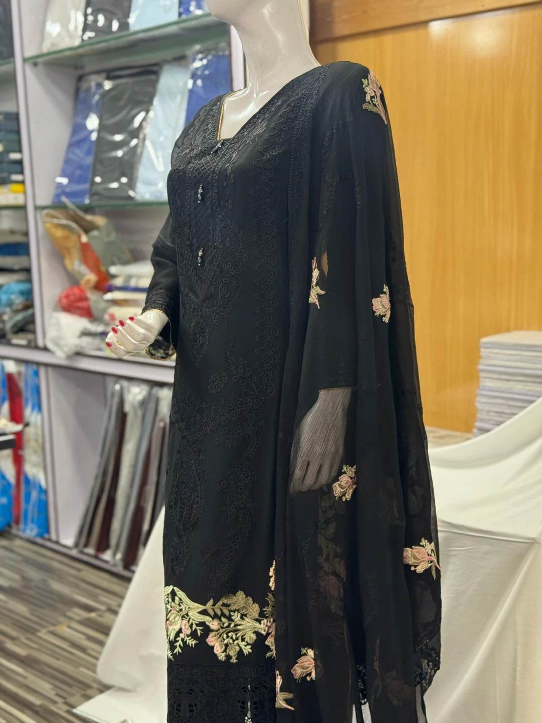 Black embroidered 3-piece suit with dupatta - photo 4
