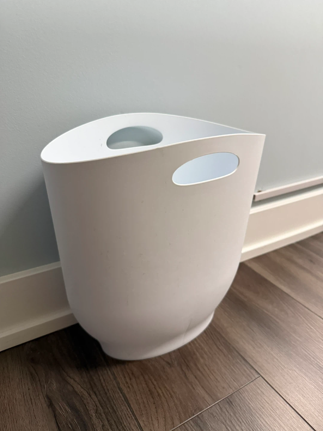 Umbra white trash bin