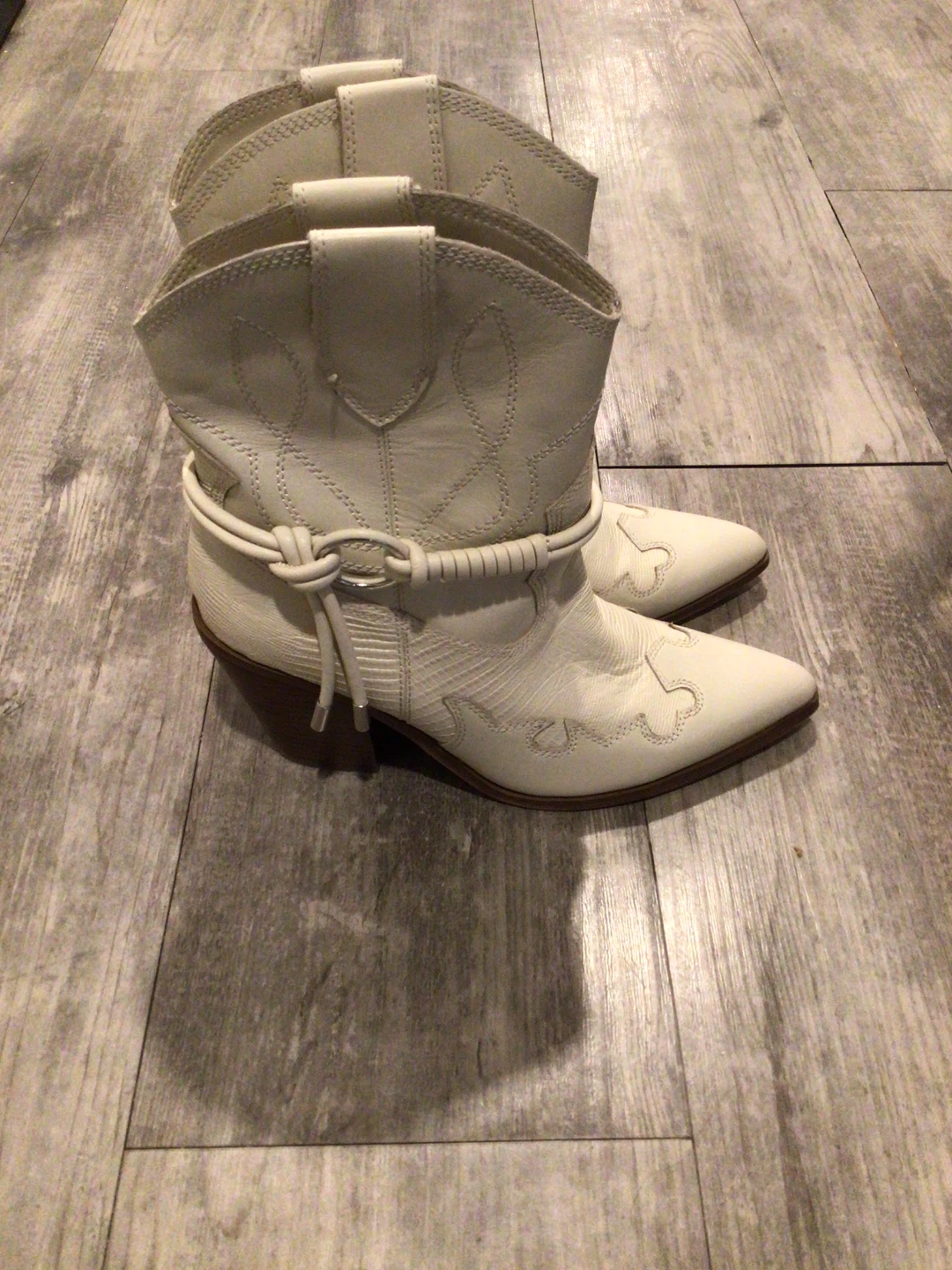 White Leatherette Cowboy Boots - photo 2