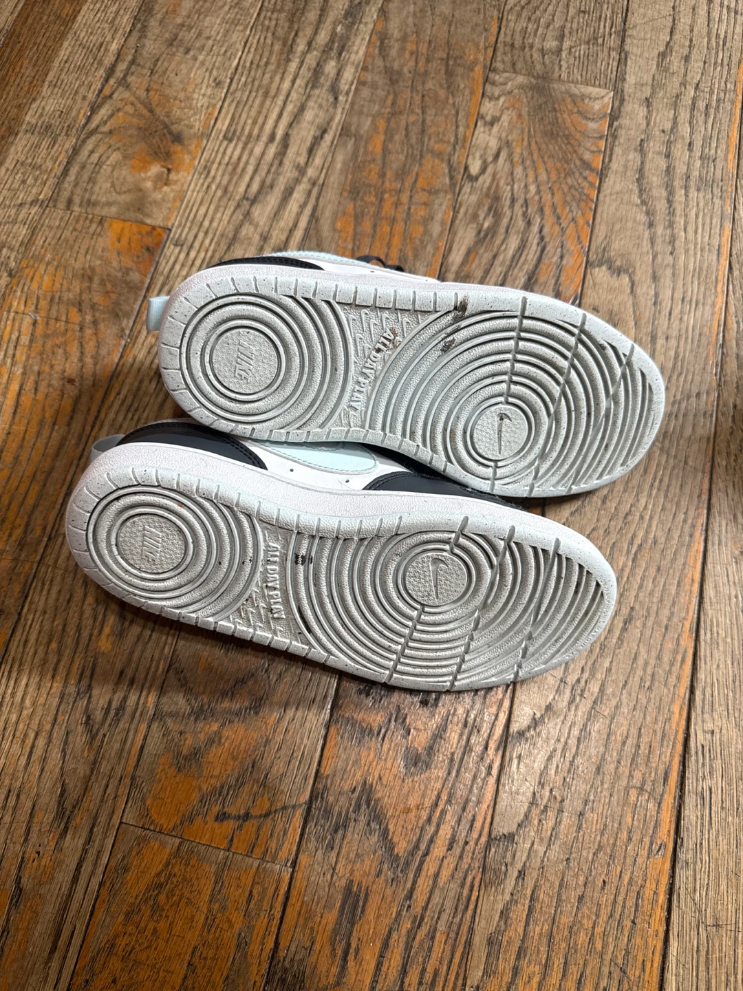 Boys Nike Sneakers - size 3.5Y - photo 3