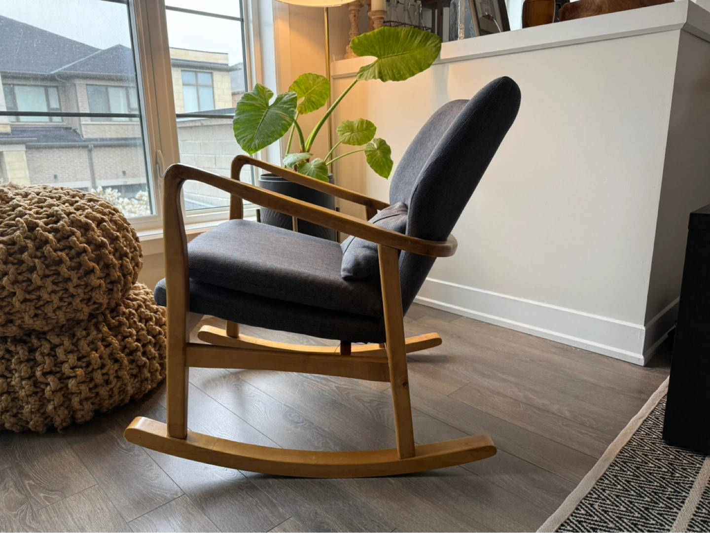 Modern Dark Grey Rocking Chair – Excellent Condition! - photo 5