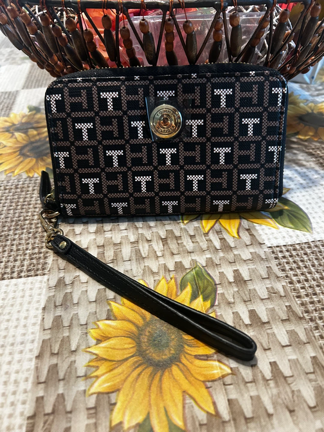 NEW  Tommy Hilfiger Wristlet Wallet