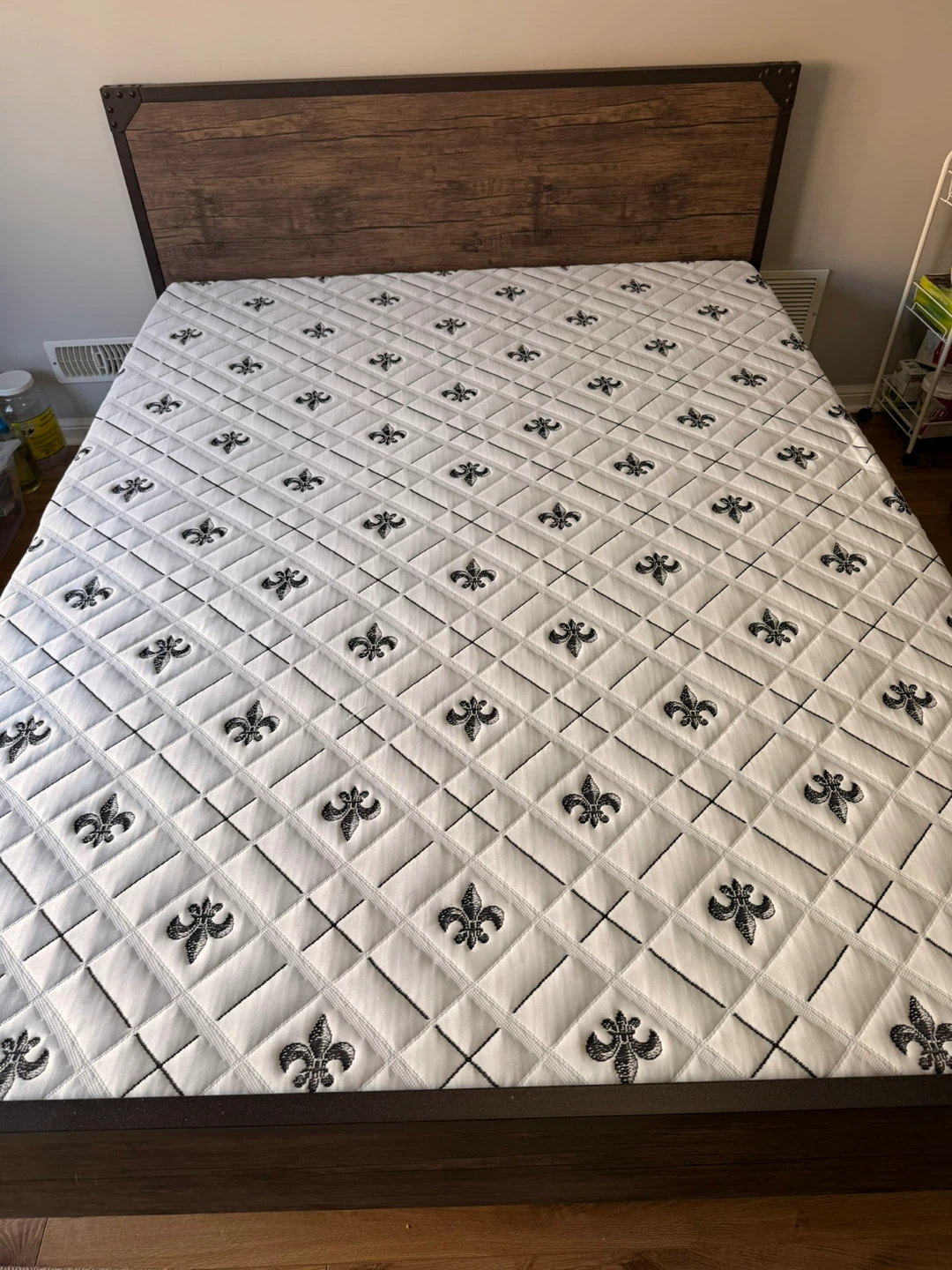 Queen Size Platform Bed Frame with Fleur-de-lis Headboard - photo 3
