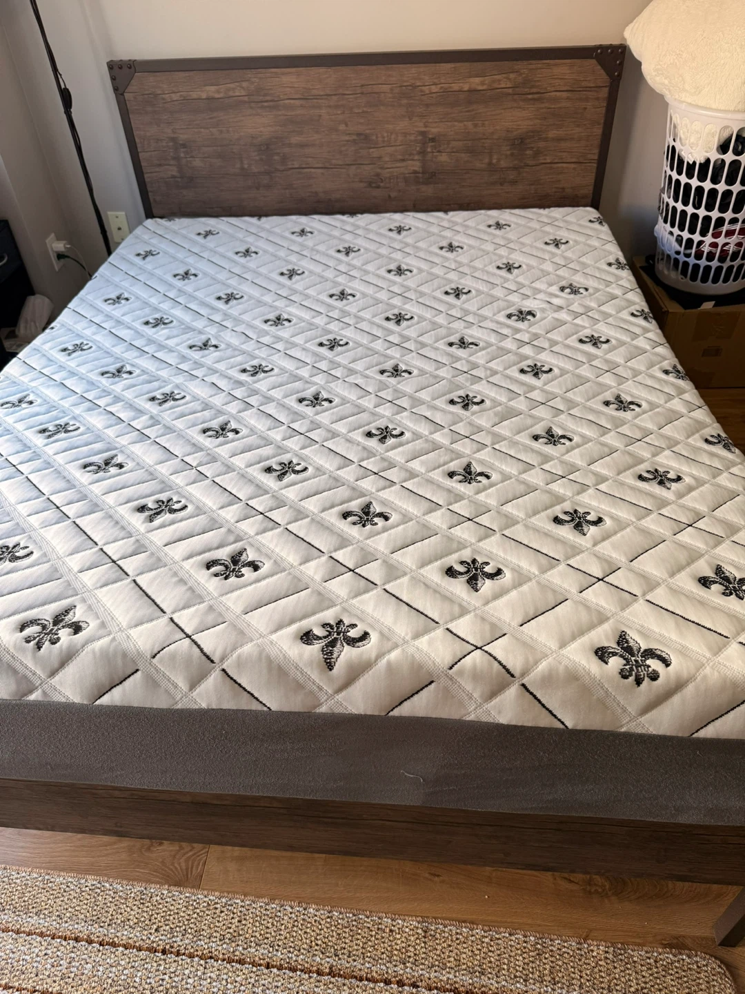 Queen Size Platform Bed Frame with Fleur-de-lis Headboard