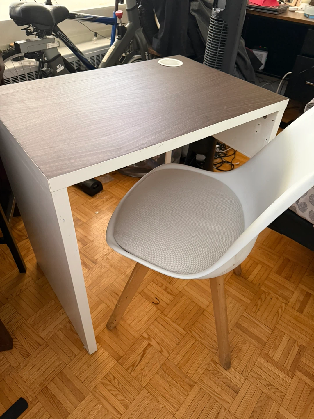 IKEA MICKE desk with white chair - photo 2