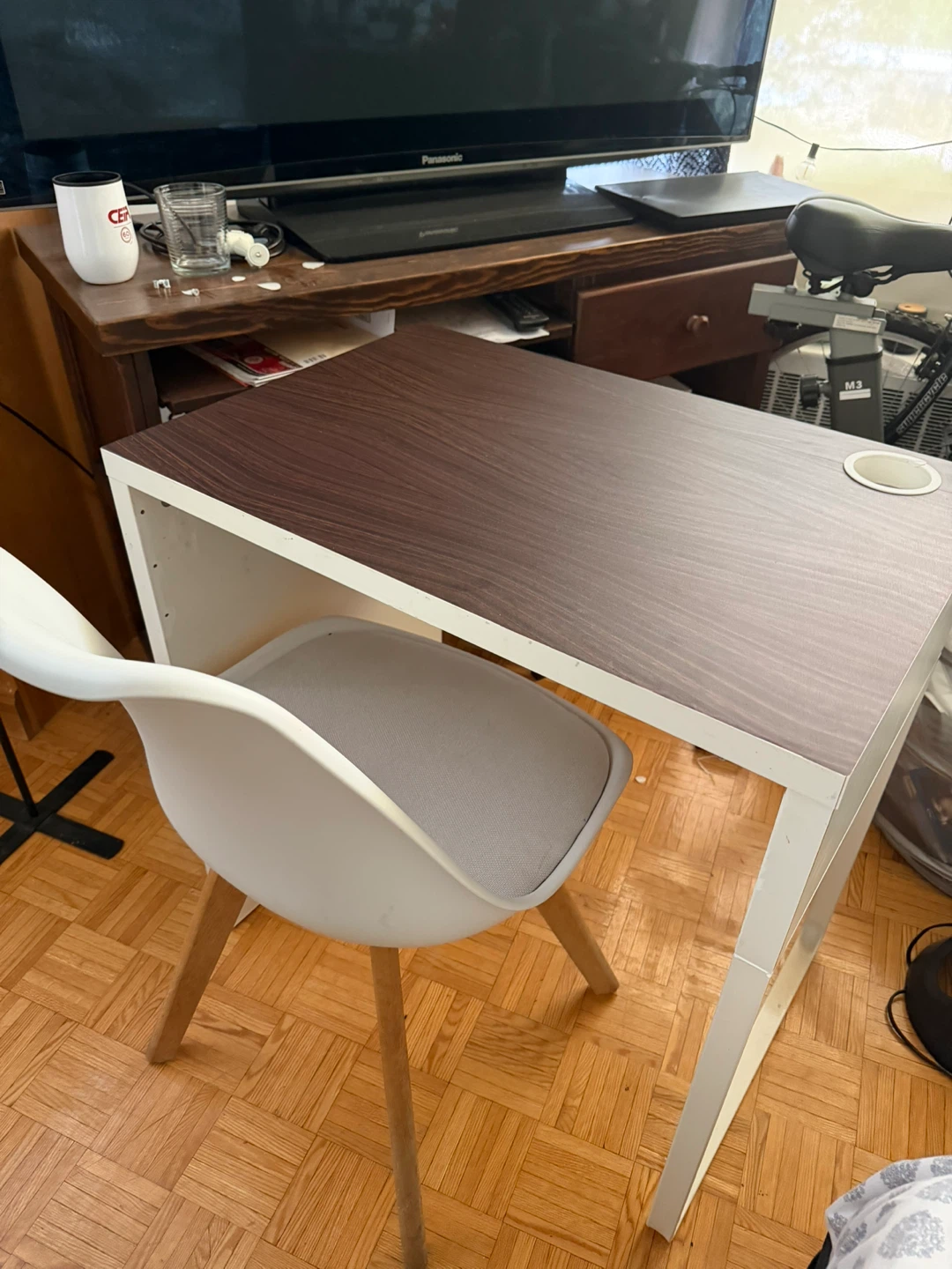 IKEA MICKE desk with white chair - photo 3