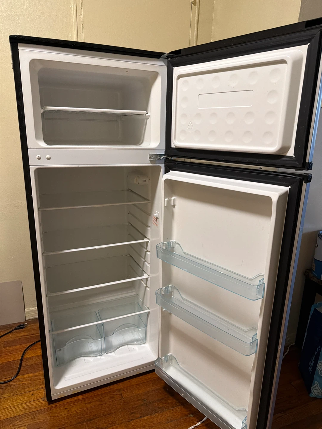 Avanti RA7316PST Refrigerator/Freezer - photo 2