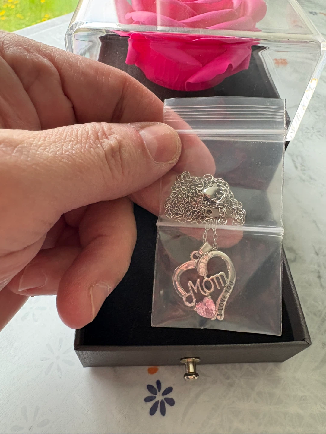 Brand New Rose Gift Box & Mom Necklace Set - photo 3