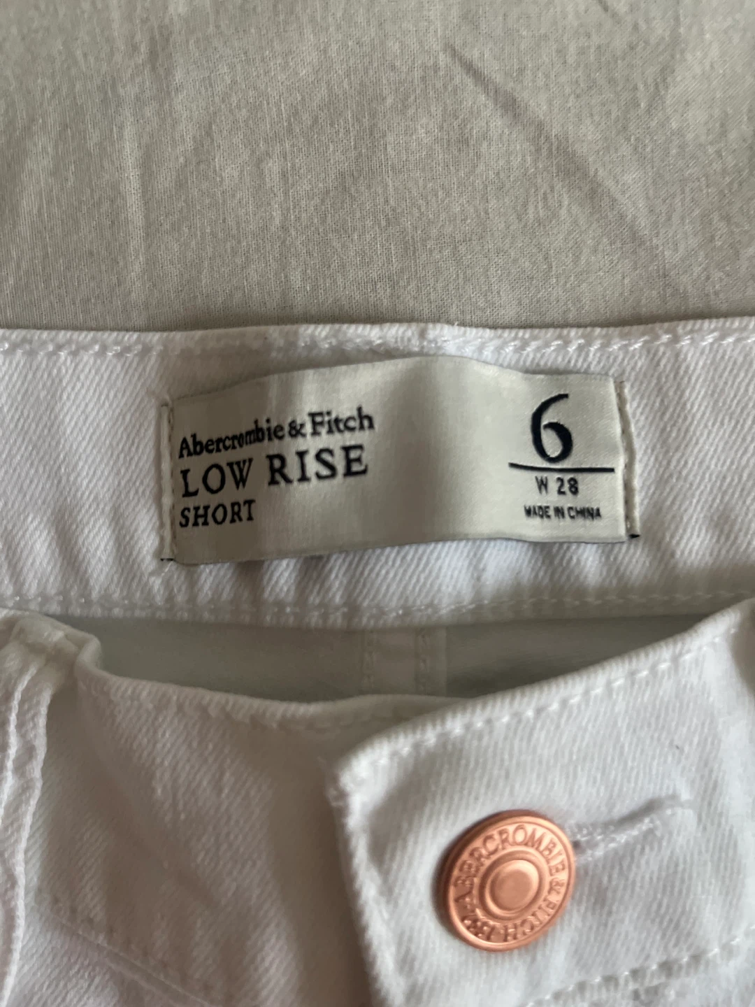 Abercrombie & Fitch White Low Rise Shorts Size 6 - photo 2