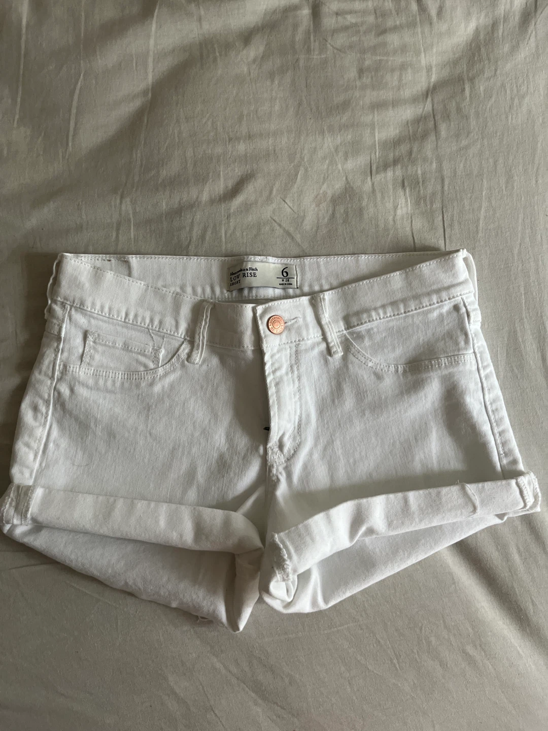 Abercrombie & Fitch White Low Rise Shorts Size 6