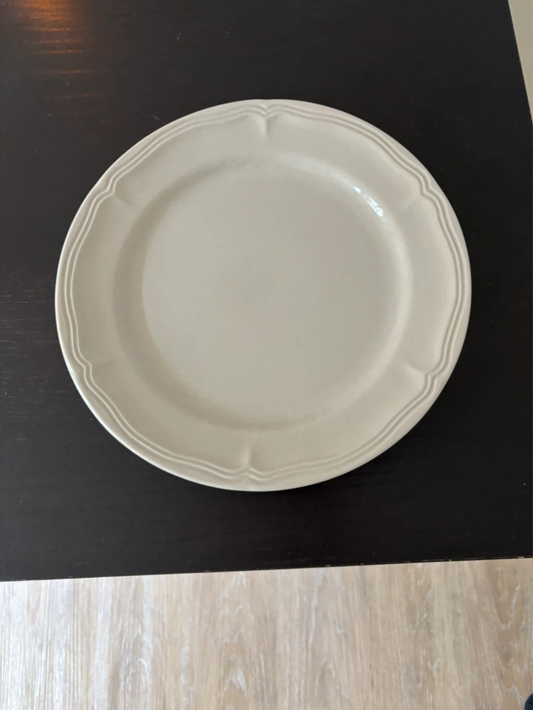 6 White/ beige plates