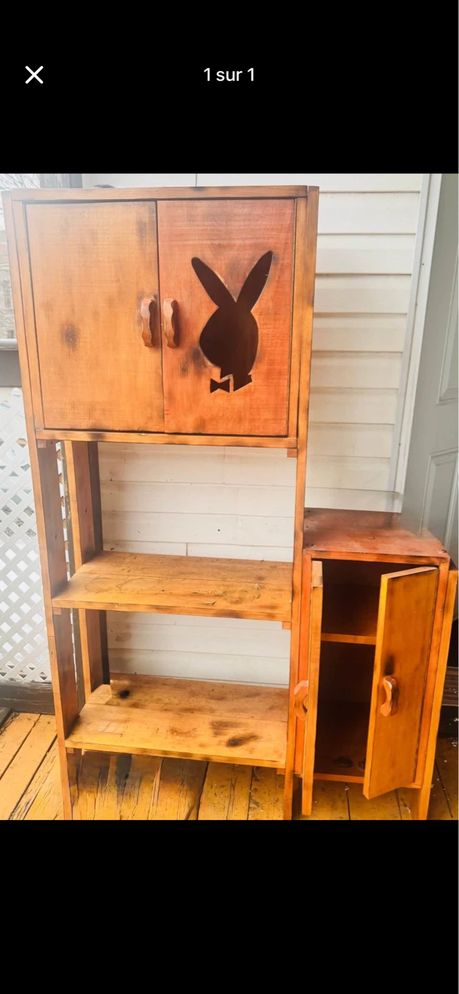 Étagère en bois avec logo lapin