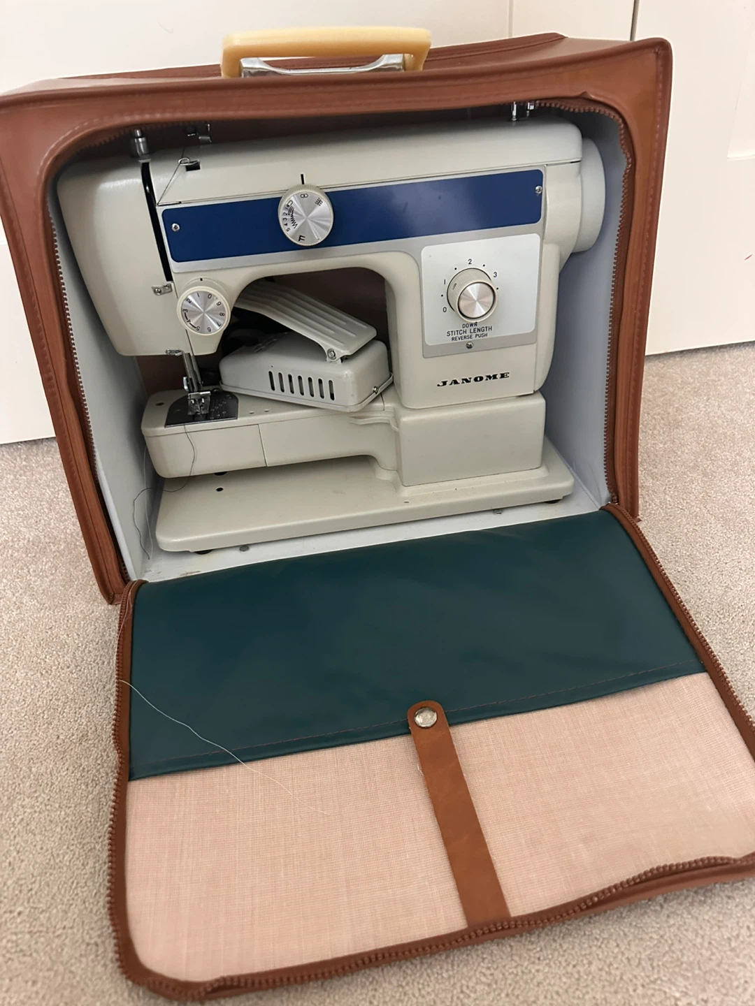 Janome Model 642 Sewing Machine with Case - photo 2