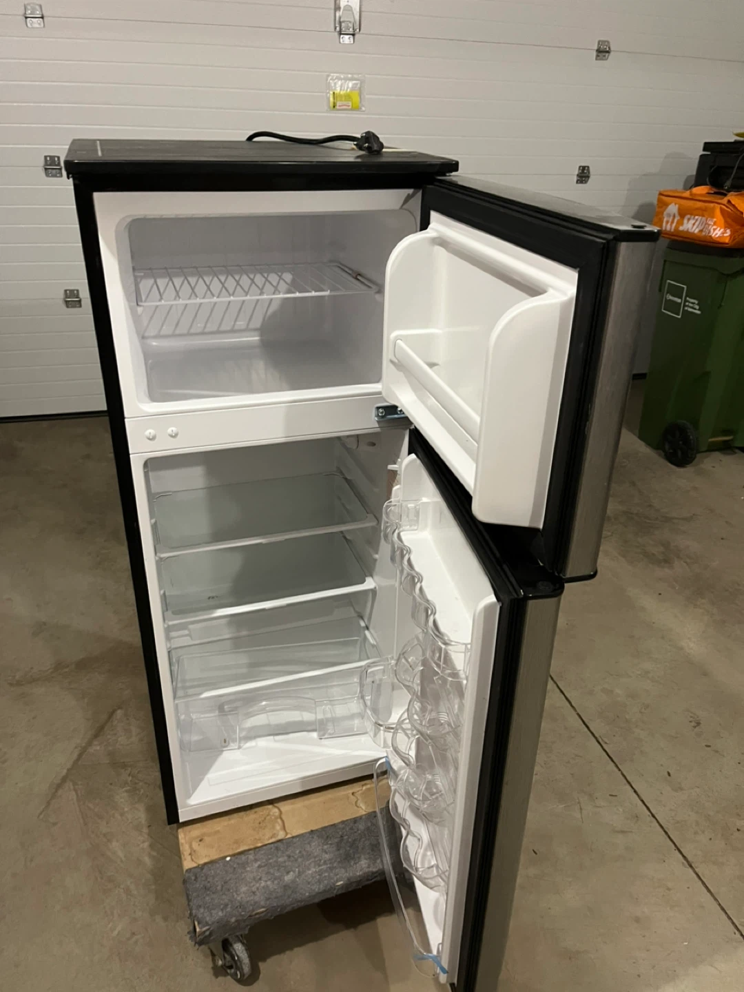 Magic Chef Refrigerator - photo 2