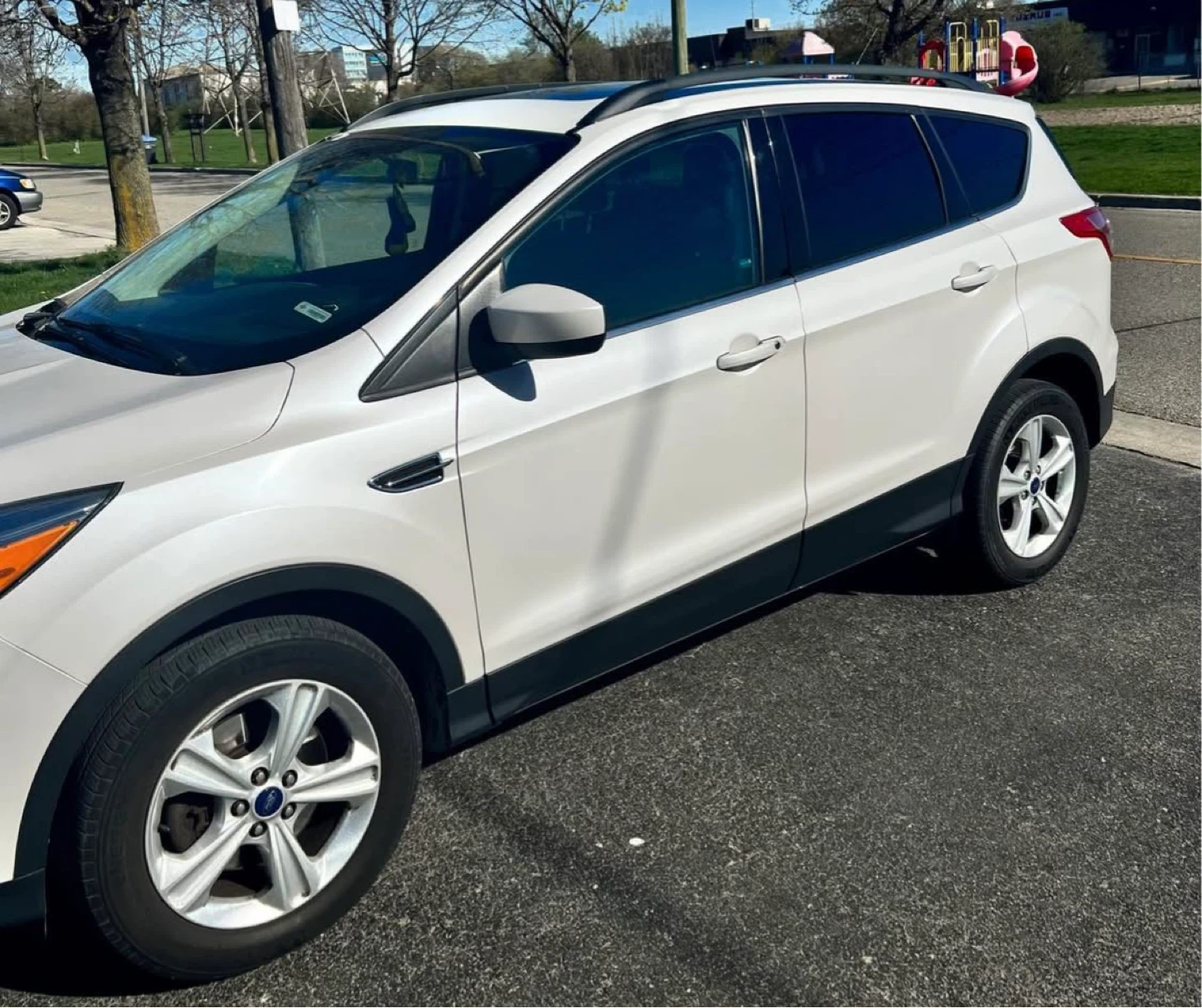Excellent Condition AWD 2015 Fully Loaded Ford Escape - photo 4