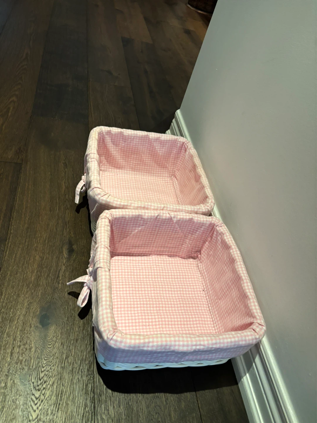 A set of 2 white wicker baskets with pink gingham liner - photo 2