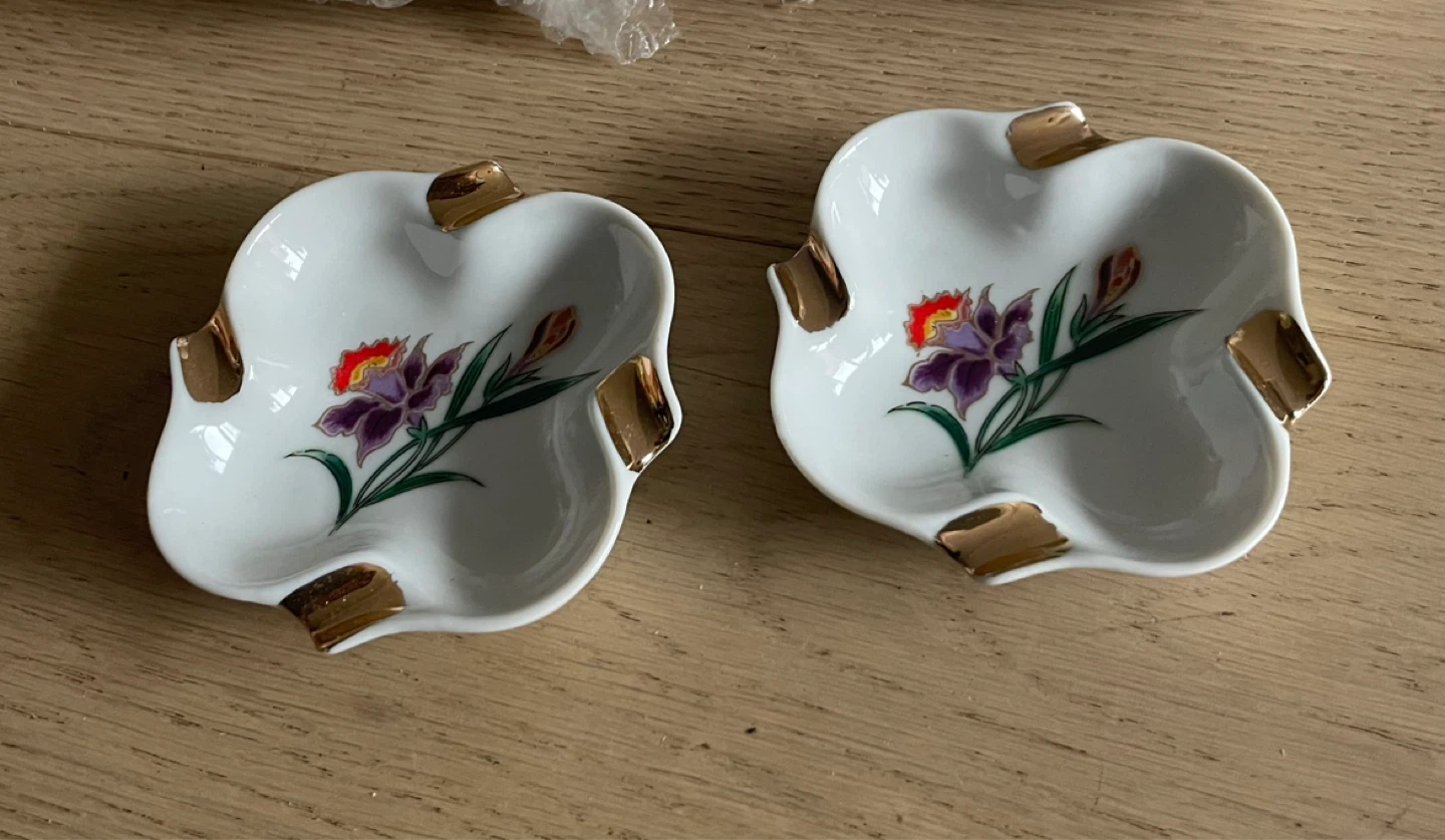 Set of 2 Decorative Ashtrays with Iris Design