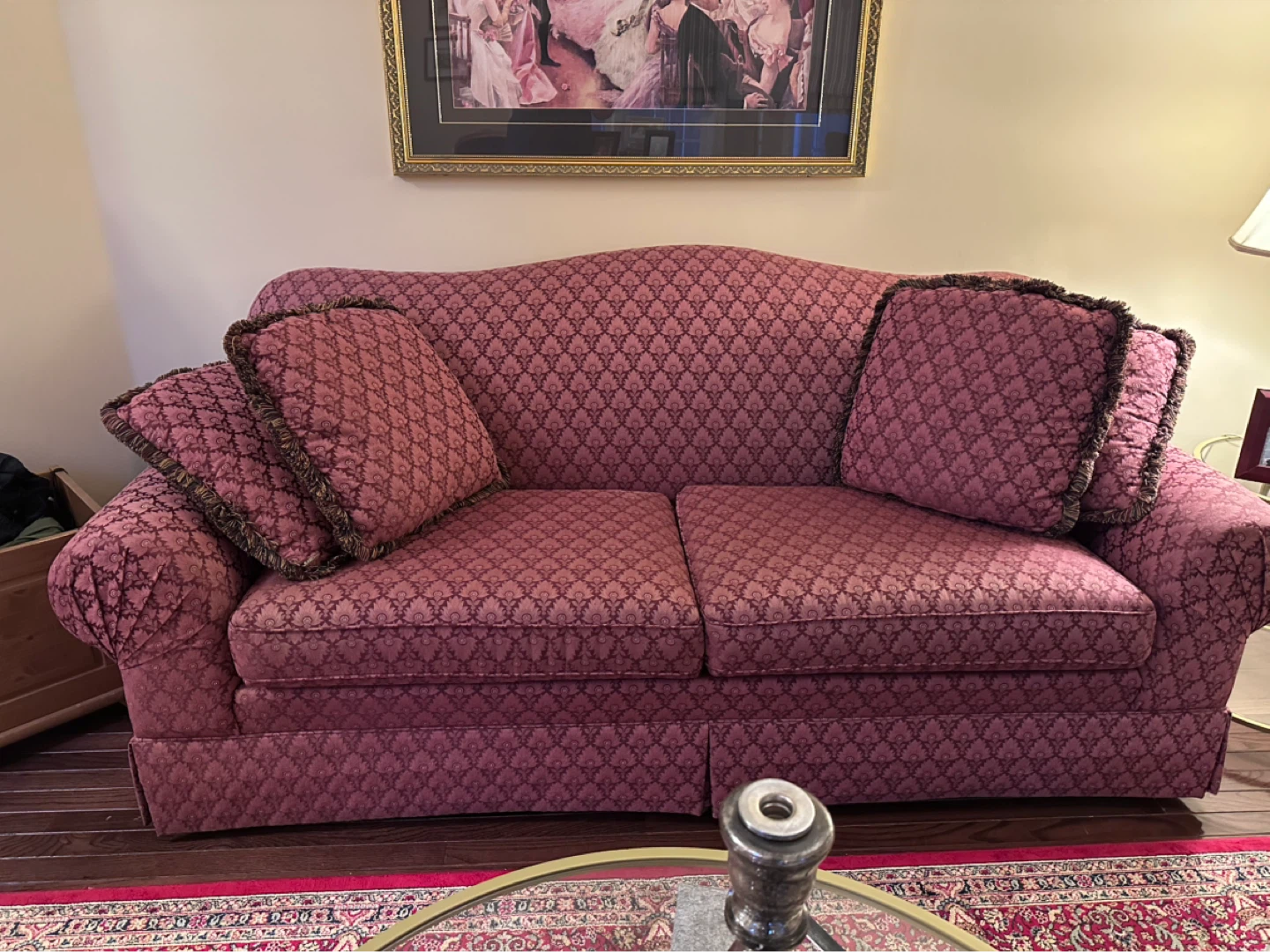 Rose patterned 2-seater sofa with accent pillows
