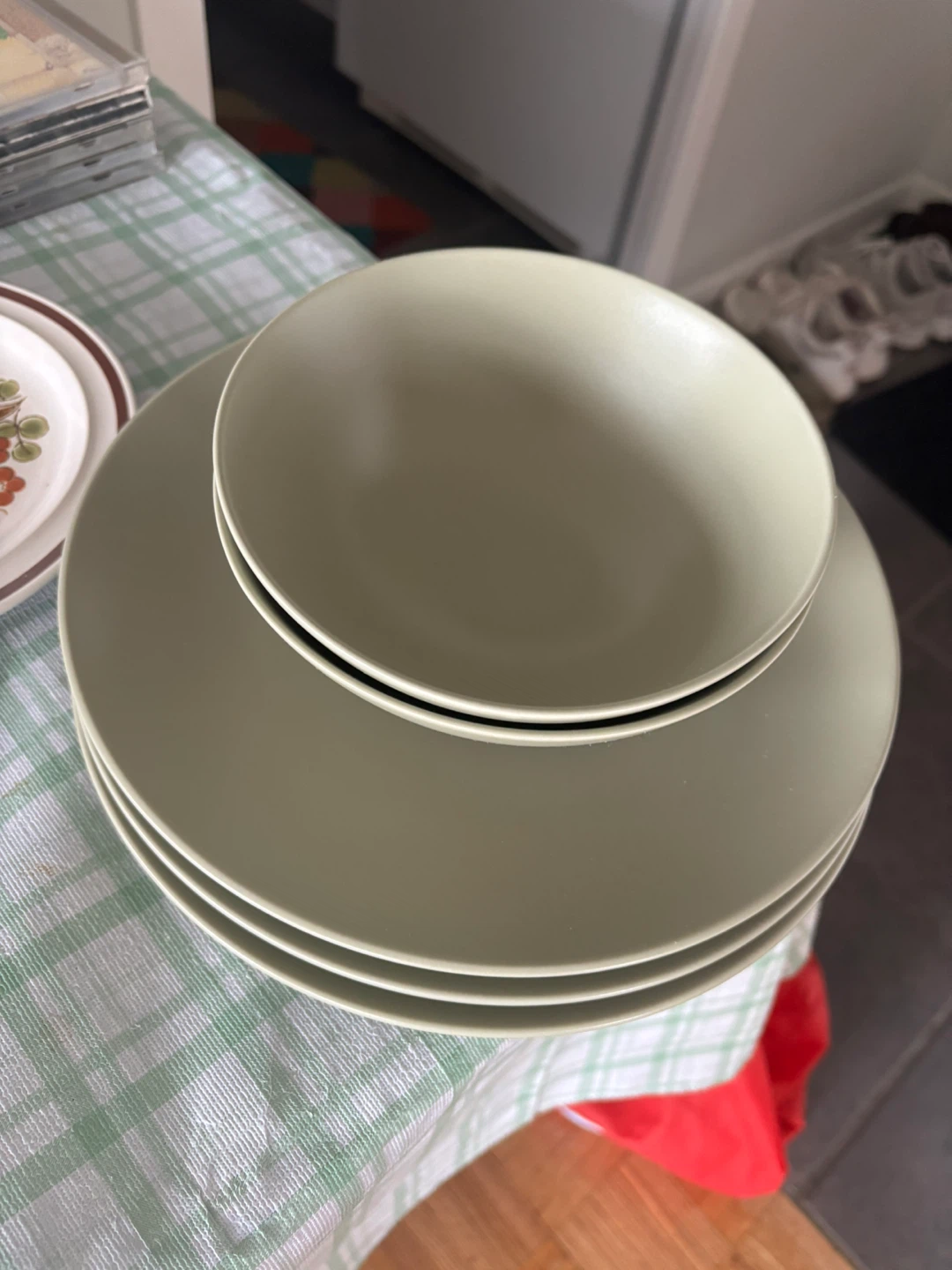 IKEA Dining Set - 4 Plates, 2 Bowls