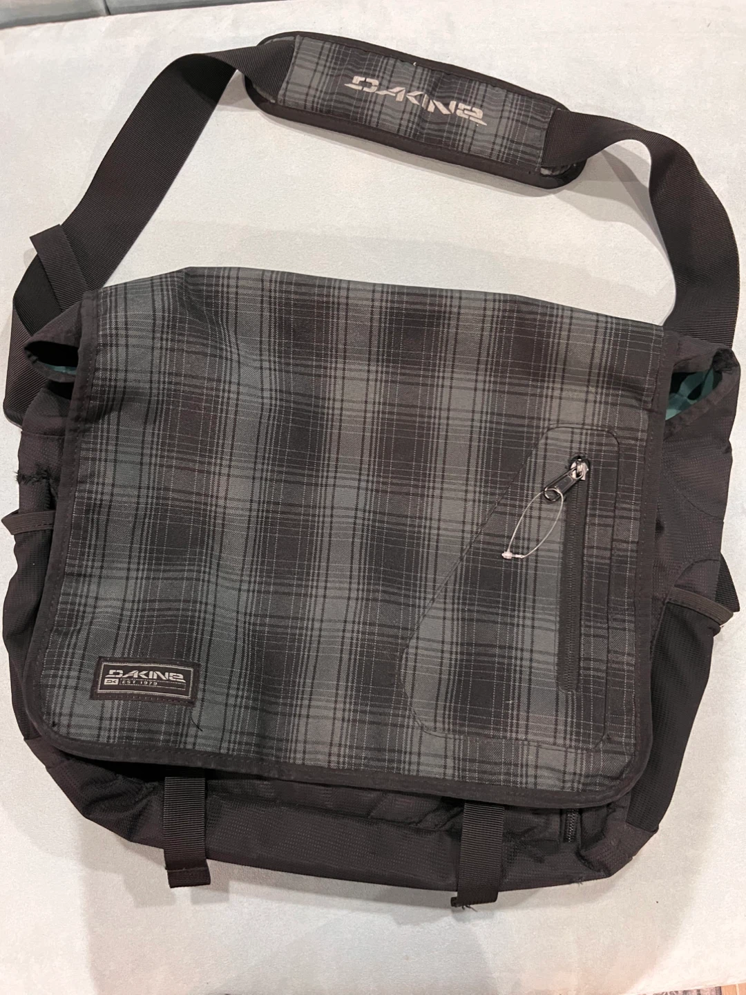 Dakine 15” Messenger Bag Travel Laptop Carry-on
