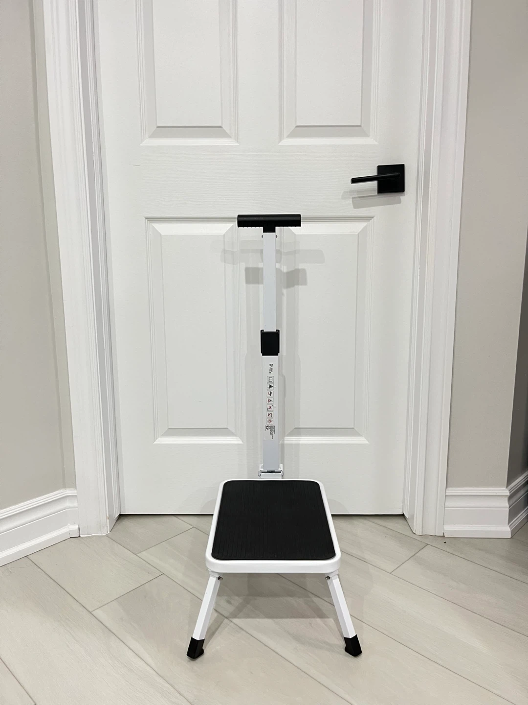 New Foldable Step Stool w/ Handle - photo 3
