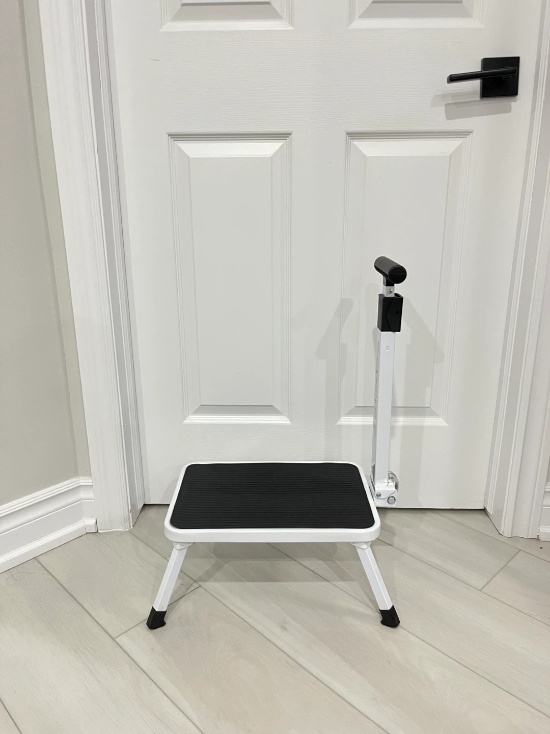 New Foldable Step Stool w/ Handle - photo 2