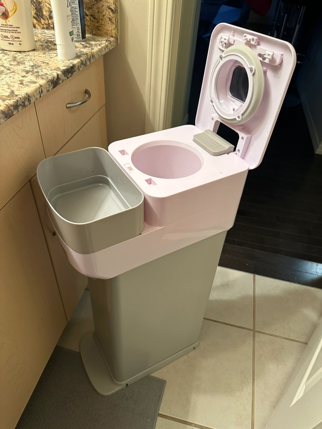 Baby diaper pail