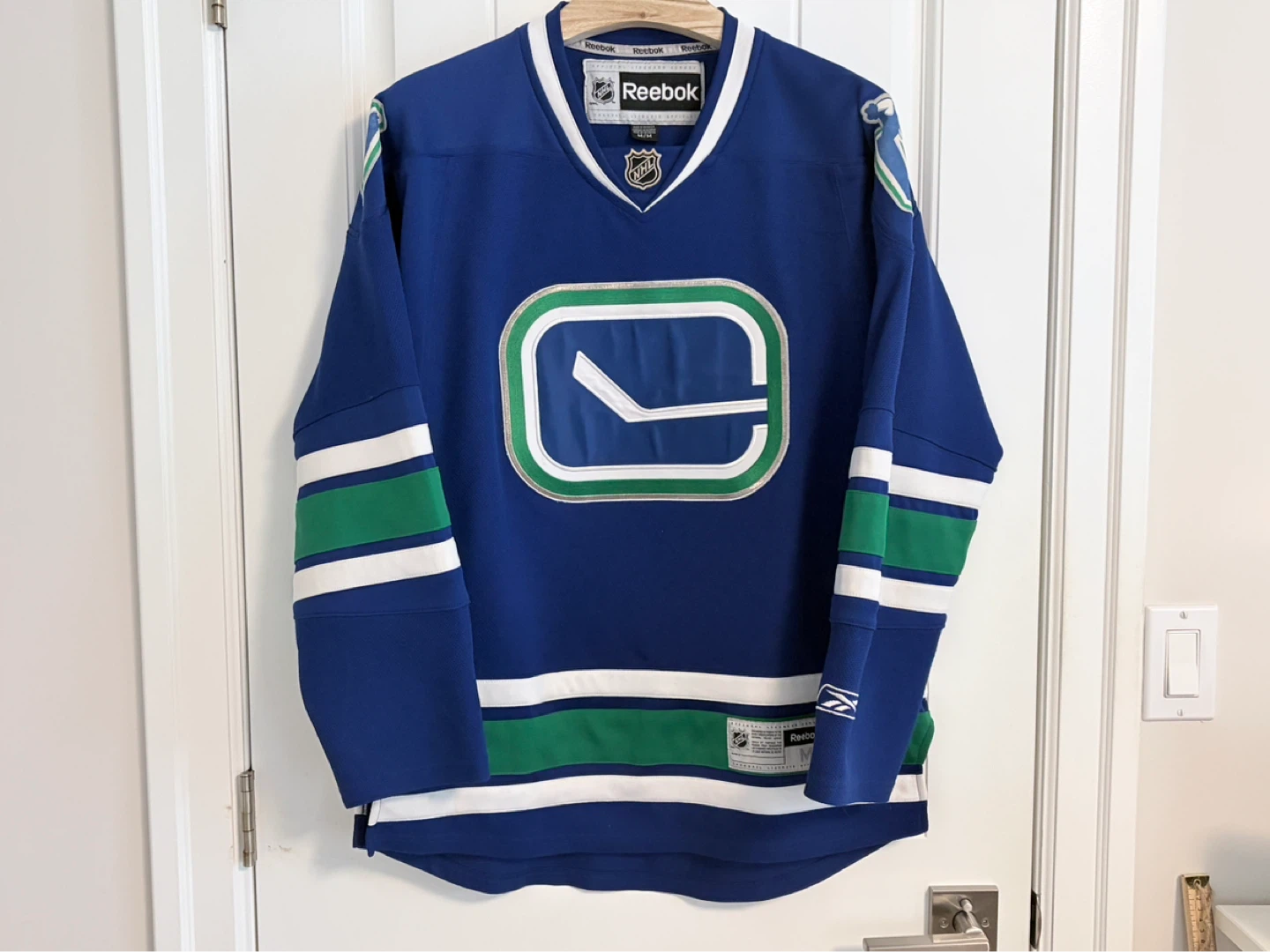 Authentic Reebok Vancouver Canucks Stick In Rink Jersey Medium