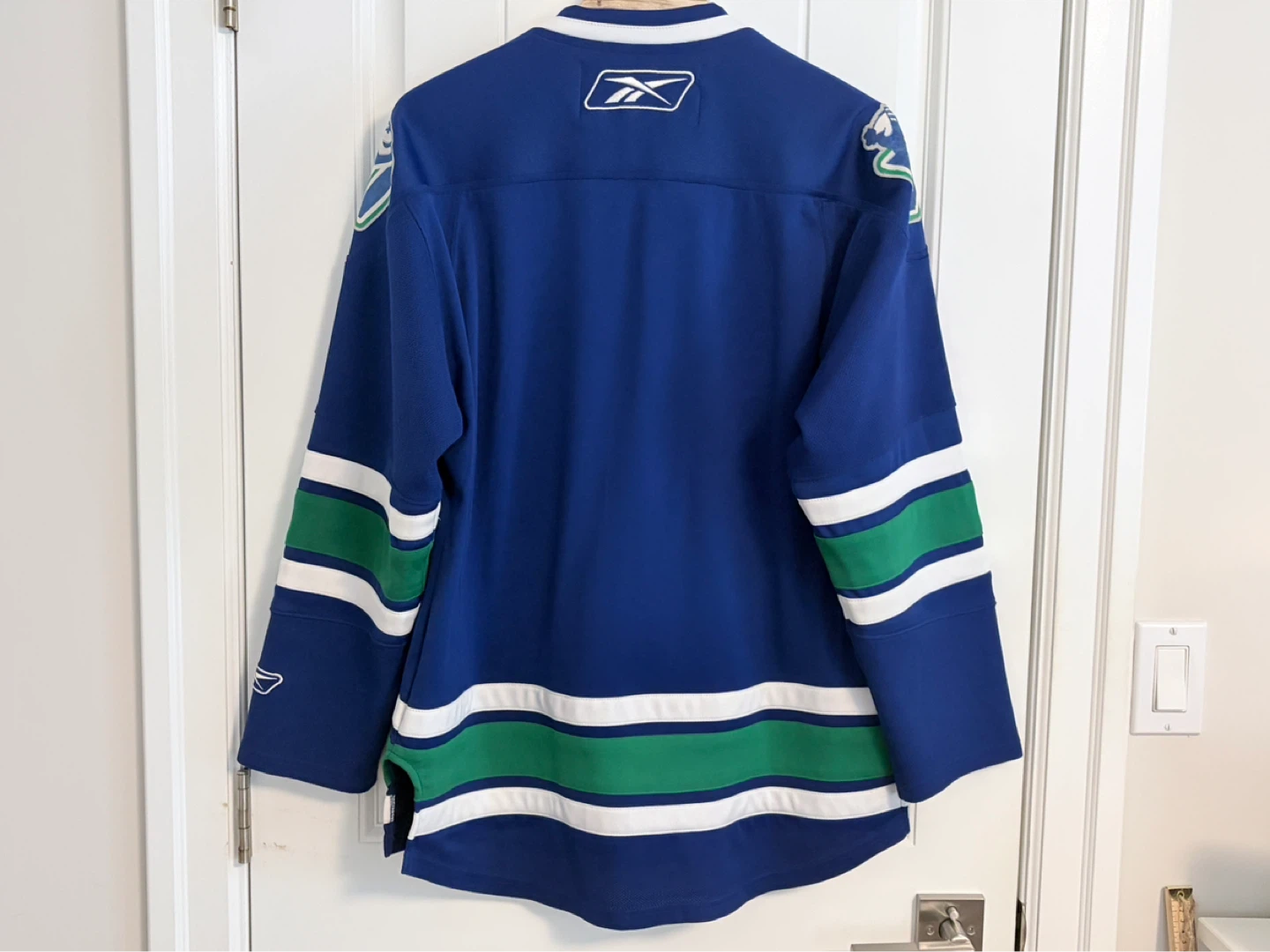 Authentic Reebok Vancouver Canucks Stick In Rink Jersey Medium - photo 4