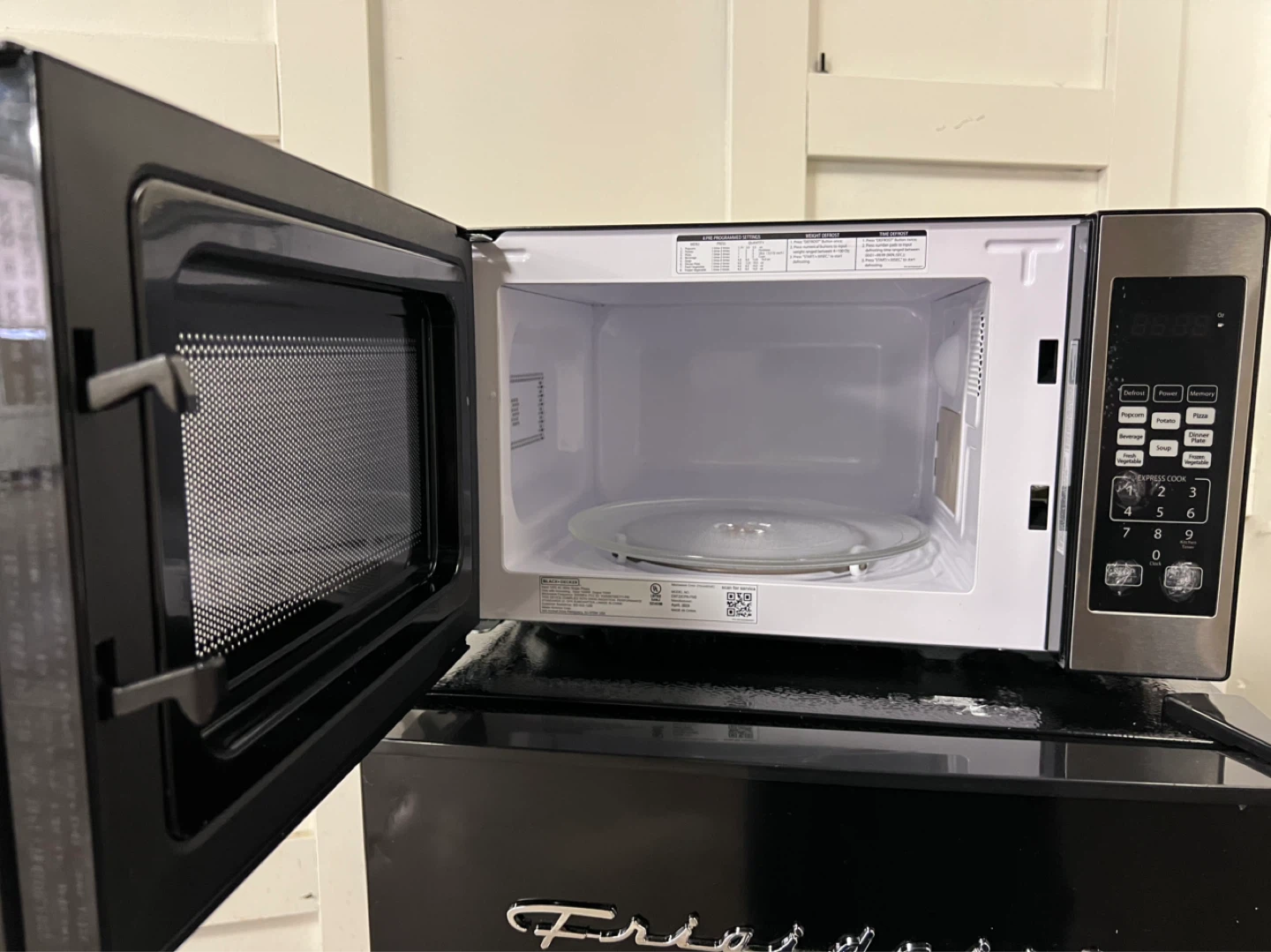 Black+Decker Stainless Steel Microwave - photo 2