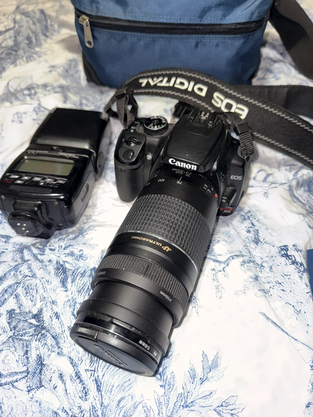 Canon EOS Digital Rebel XTi  with Flash and Lens - photo 2